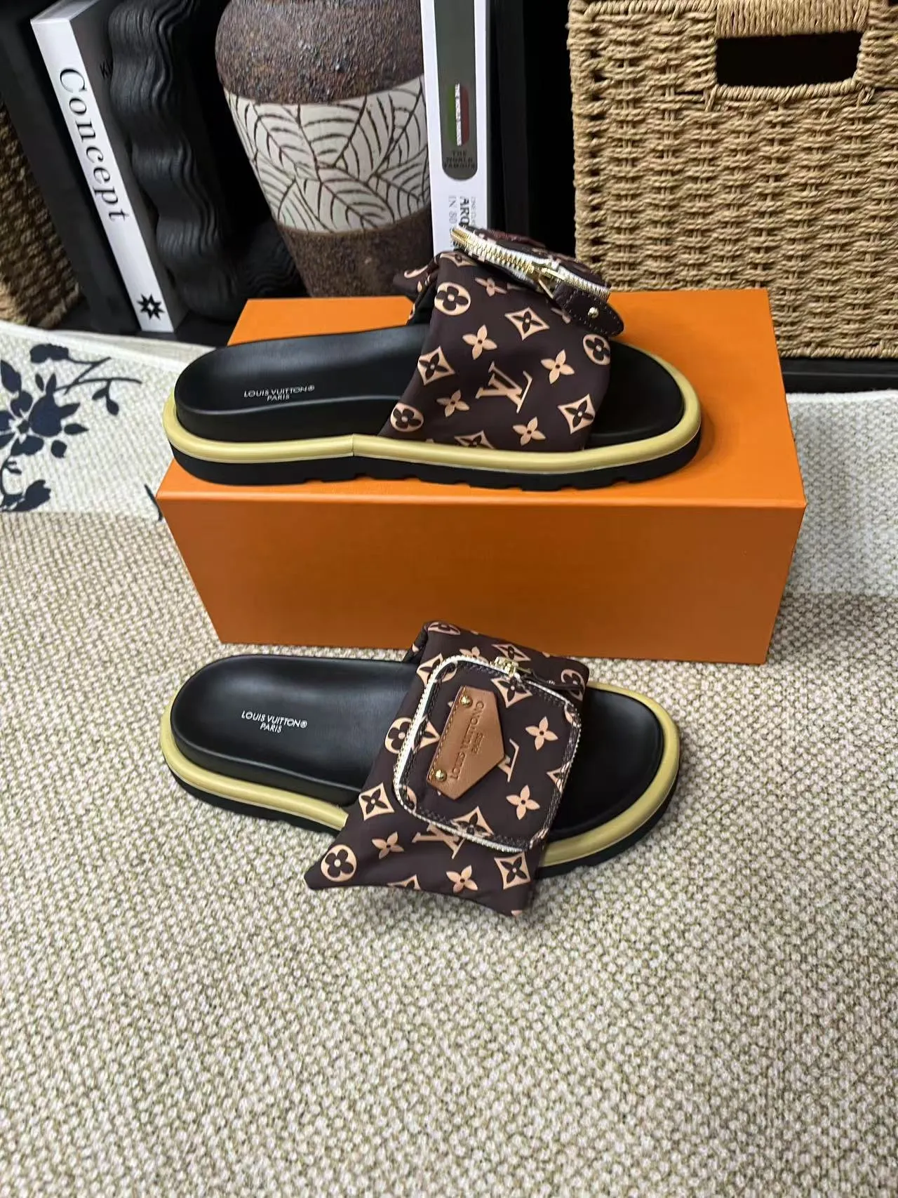P380 yuan LV Louis Vuitton Full of high-end feel! A popular model among bloggers at home and abroad, it’s retro and fashionable, and looks stunning on your feet! Mainly recommended model on the official website★ ━━━━━ ЅᏇєєt ━━━━━ ▪️Upper: original calfskin ➕5D printing process ▪️Inner: imported mixed sheepskin ▪️Outsole: original molded foam outsole ▪️Size: Female 35-40 Men's 39-44 (women's 41 men's 45)